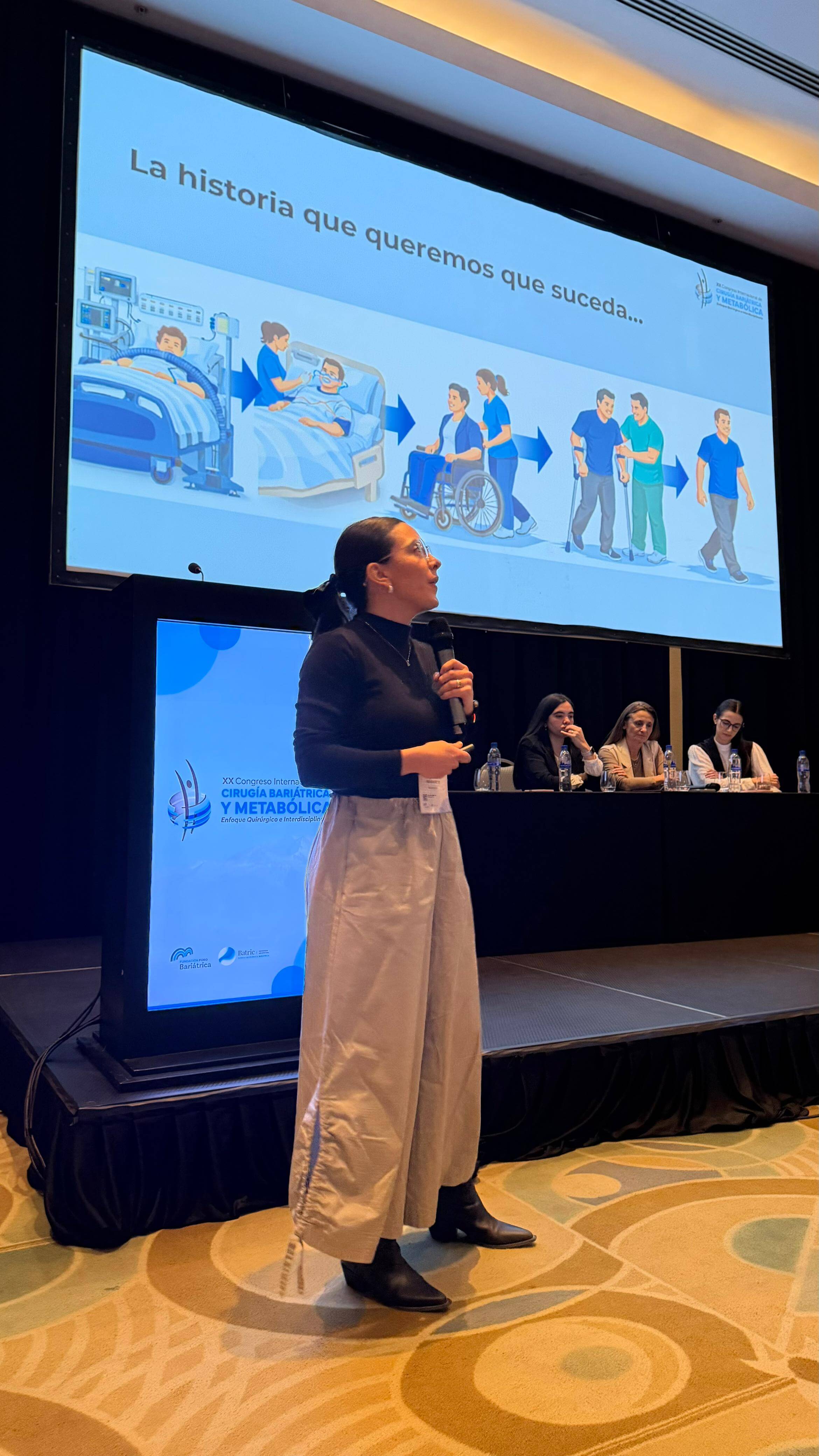 Priscila dando una charla