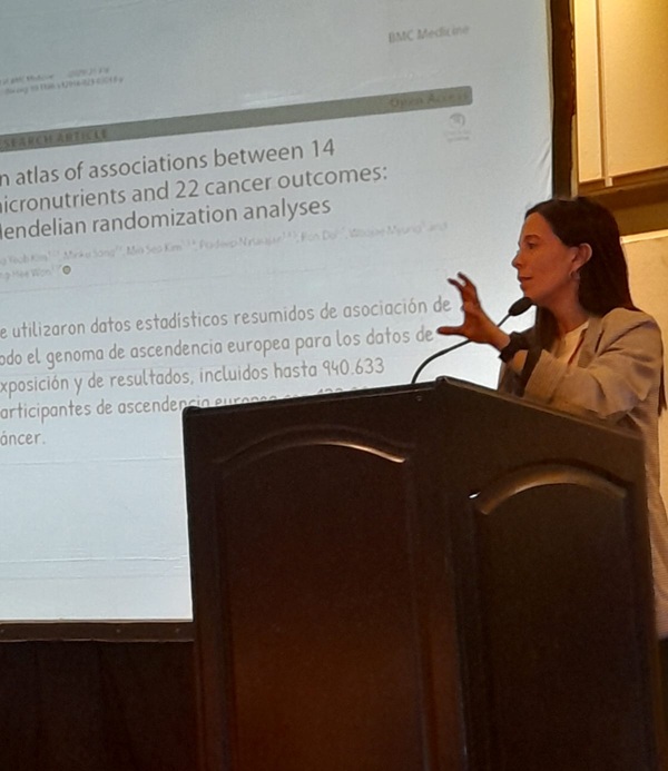 Priscila dando una charla