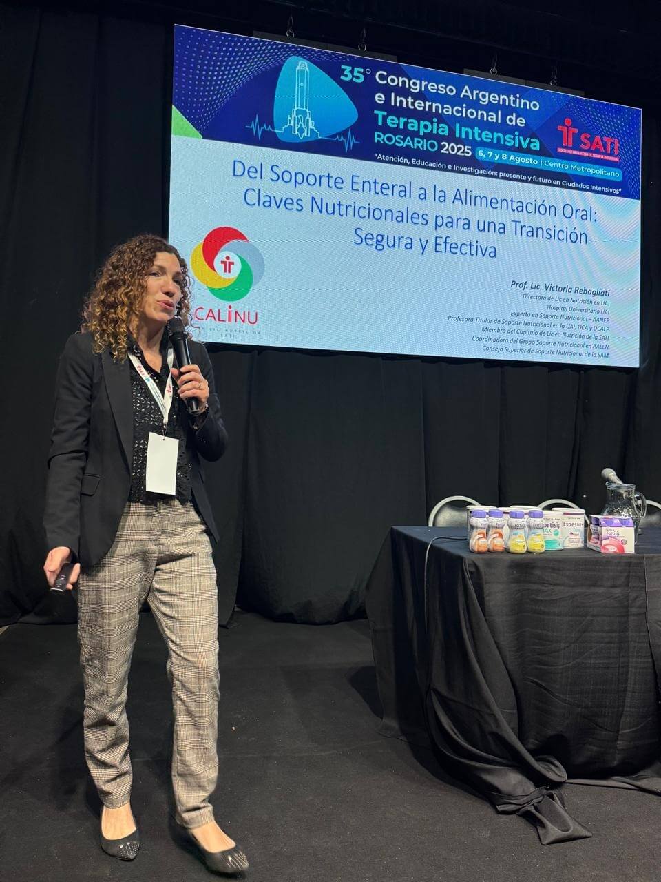 Victoria dando una charla en un congreso