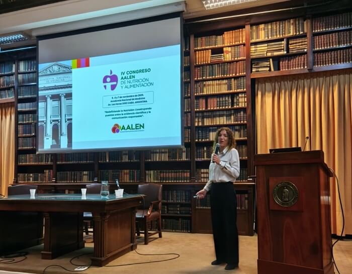 Victoria dando una charla