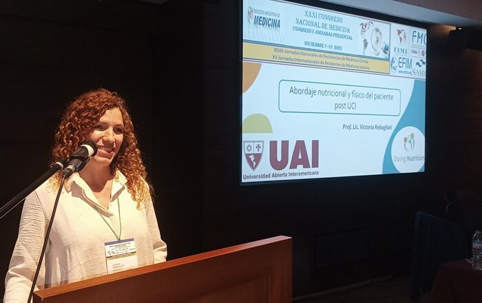 Victoria dando una charla
