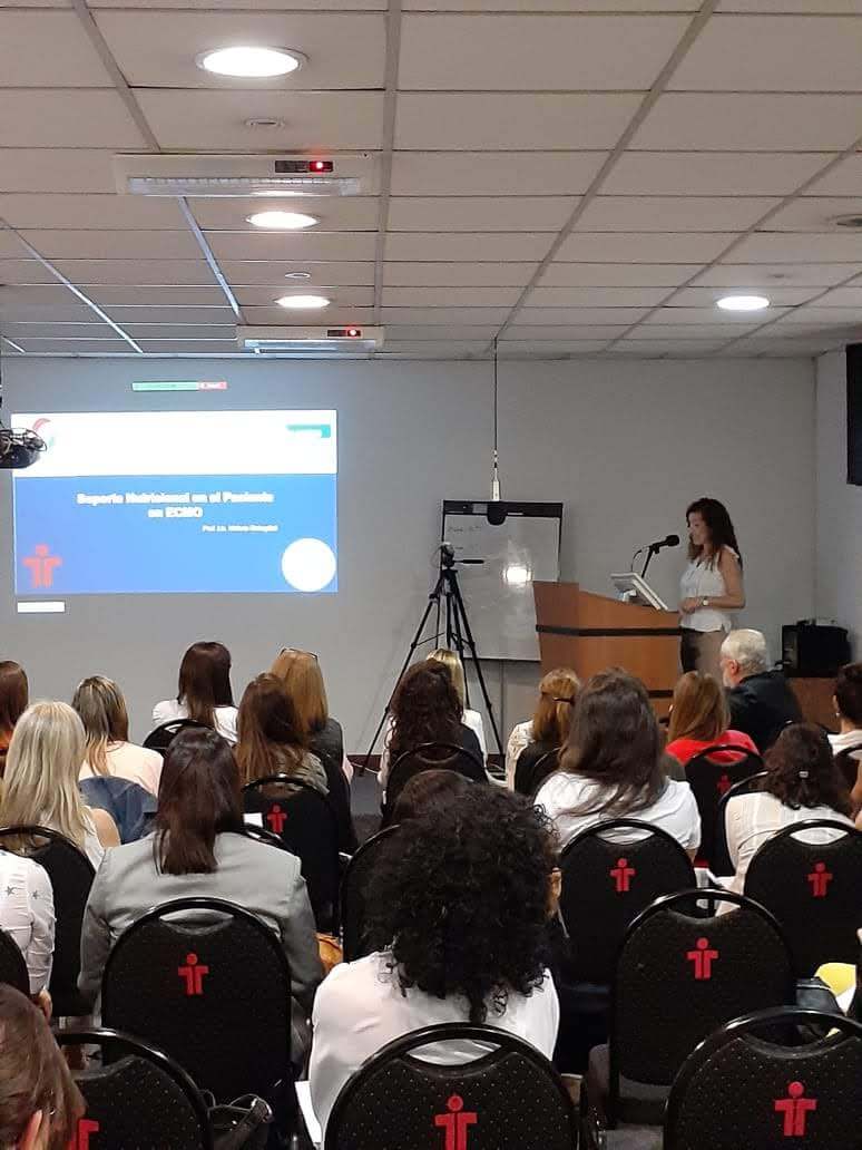 Victoria dando una charla
